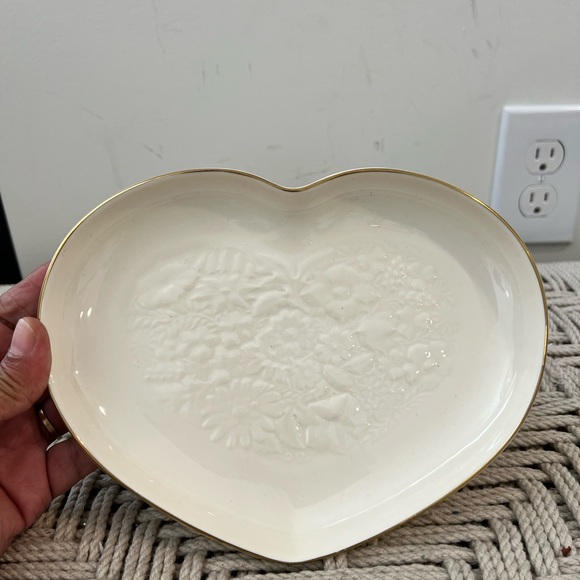 Royal Doulton Heart-Shaped Cream Dish with Gold Rim - Picture 1 of 9